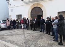 El Ayuntamiento de Peñíscola conmemora el Día Internacional de la Eliminación de la Violencia contra la Mujer con la lectura de un manifiesto y flores blancas por las 51 víctimas de 2019