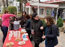 Los comercios de la Calle Ermitana de Peñíscola adelantan la Navidad a los más pequeños con una chocolatada popular