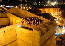 Más de 4000 personas participan en las visitas guiadas y las actividades en la playa programadas por el Patronato Municipal de Turismo