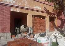 La Brigada Municipal refuerza el tapiado del centro de estudios de Peñíscola para evitar el vandalismo