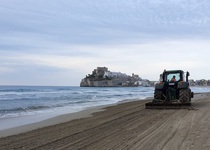 Peñíscola trabaja en un plan especial de limpieza de playas para este verano