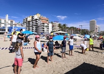 Los alumnos y alumnas de L'Escola d'Estiu de Peñíscola visitan el dispositivo de salvamento de la Playa Norte