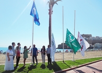 Peñíscola luce las banderas de calidad en su playa