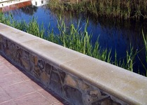 La Policía Local de Peñíscola rescata a una mujer y su hijo tras una caída en el humedal