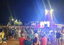Peñíscola ha programado, con éxito de participación, verbenas populares todos los viernes del verano en distintos puntos del municipio