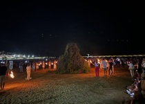 Peñíscola ha celebrado su multitudinaria verbena de San Juan en la playa, con fuego y pólvora 