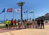 Peñíscola iza las banderas de calidad en su playa