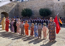 Los más pequeños honran a sus abuelos en el Día de los Mayores de las Fiestas Patronales de Peñíscola