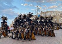 Peñíscola ha puesto el broche final a su Fiesta Mora y Cristiana con el desfile de salida de la fortaleza