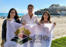 Peñíscola celebra el Día Nacional de los Pueblos más Bonitos de España con la izada de bandera que le acredita como integrante de la agrupación 