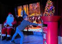 Papá Noel recoge las cartas con los deseos de las y los más pequeños en el Magic Museum by Yunke, en un entorno lleno de magia e ilusión.