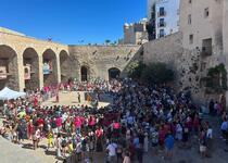 Peñíscola homenajea a sus mayores con los bailes tradicionales
