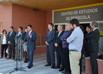 Andrés Martínez, alcalde de Peñíscola, firma la recuperación del Centro de Estudios