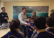 La Policía Local de Peñíscola recibe a un grupo de escolares en las dependencias policiales