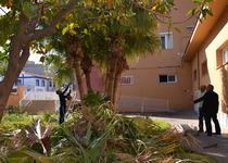 Comienzan las tareas de limpieza y desbroce de las zonas ajardinadas en el entorno del Centro de Estudios