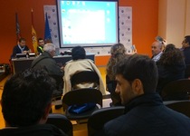 Charla formativa en Peñíscola para comercios sobre cómo reconocer billetes falsos