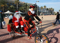 La campaña de dinamización comercial para esta Navidad en Peñíscola trae a Papá Noel a las calles de la ciudad