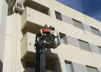 La Policía Local de Peñíscola asiste a una vecina atrapada en un balcón