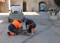 La Brigada Municipal de Obras de Peñíscola repara desperfectos en el pavimento empedrado de varias zonas de la ciudad antigua