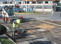 Peñíscola adecúa el firme de los viales por los que discurrirá La Vuelta para rebajar desniveles en los pasos de peatones