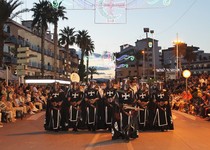 La Asociación Cultural de Moros i Cristians de Peñíscola celebra el primer desfile de estas fiestas