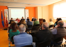 El Ayuntamiento de Peñíscola consensúa con los propietarios de los bares y restaurantes la mejora de la recogida de basuras en el casco antiguo 