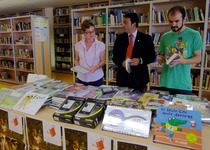 La Biblioteca de Peñíscola recibe los 3000€ en libros del Premio María Moliner