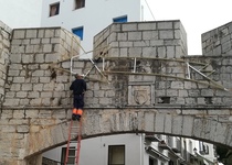 Peñíscola prepara la iluminación navideña con 15.000 metros de hilo y cordón luminoso de leds en más de 100 puntos del municipio