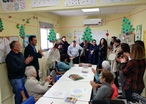 La Casa de Andalucía de Peñíscola visita la Unidad de Respiro Familiar para felicitar a los mayores la Navidad
