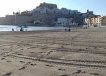 Los servicios municipales trabajan toda la madrugada para restablecer la normalidad en la Playa Norte, tras acoger a más de 90.000 personas en el espectáculo Piromusical